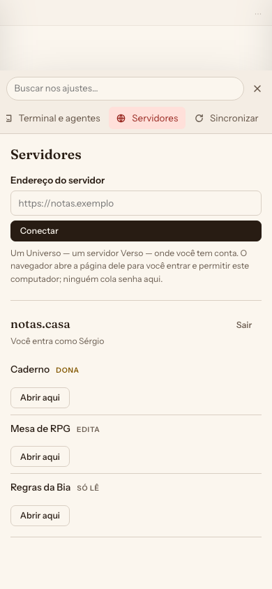 Verso’s settings on a phone, in Portuguese, in the Servers section: a UniVerso named notas.casa, the account signed in, and three folders with the person’s role in each — Caderno (owner), Mesa de RPG (edits), Regras da Bia (reads only) — each with an Open here button.