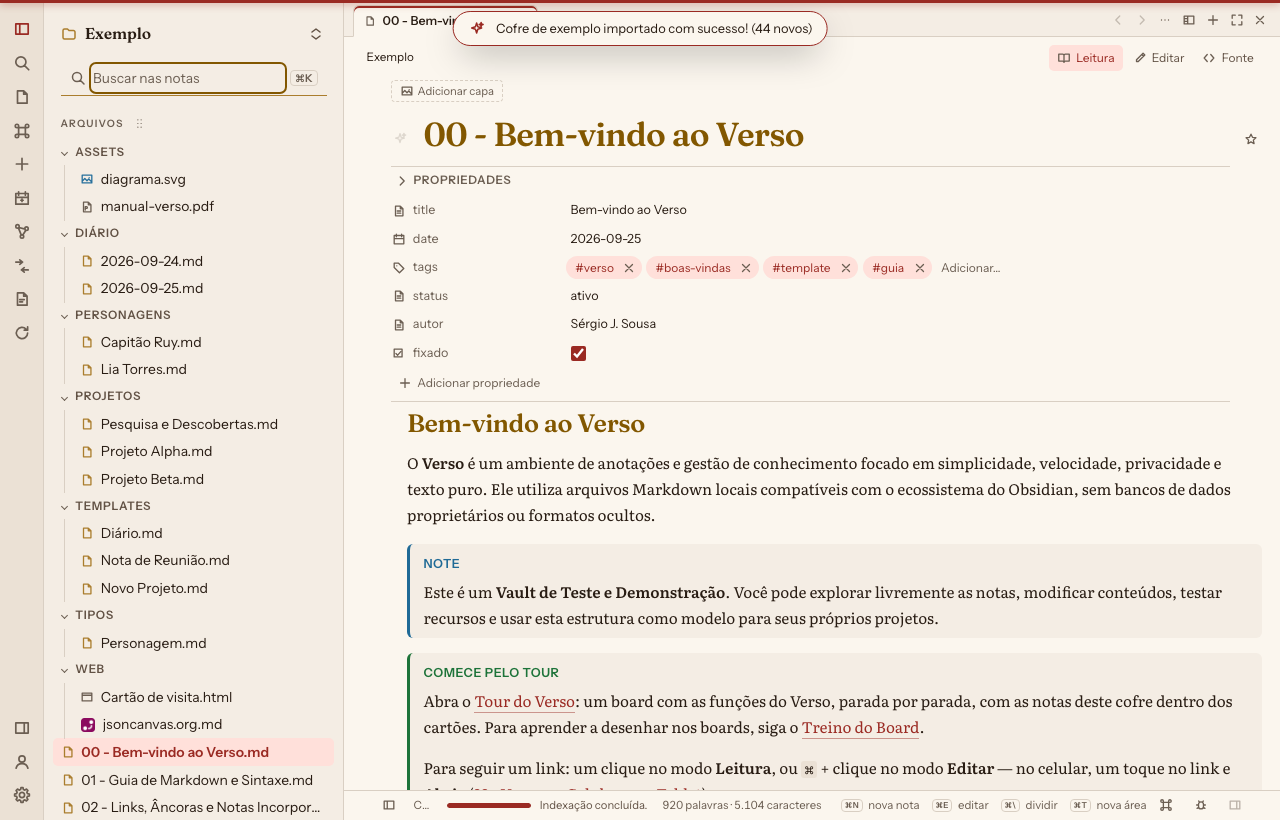 The Verso window open in a browser, in Portuguese. On the left, the file tree of a folder named Exemplo, with subfolders for a journal, characters, projects and templates. On the right, the note “Bem-vindo ao Verso” (Welcome to Verso), with properties (title, date, tags, status, author) and two callouts.